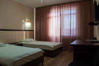 Отель Гостиница Альтамира Каракол Стандартный двухместный номер с 2 отдельными кроватями-1