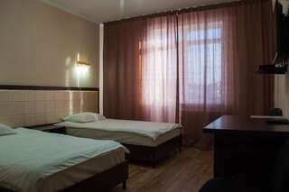 Отель Гостиница Альтамира Каракол Стандартный двухместный номер с 2 отдельными кроватями-11