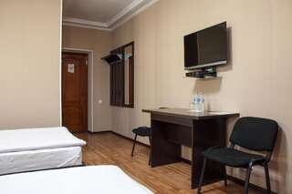 Отель Гостиница Альтамира Каракол Стандартный двухместный номер с 2 отдельными кроватями-12
